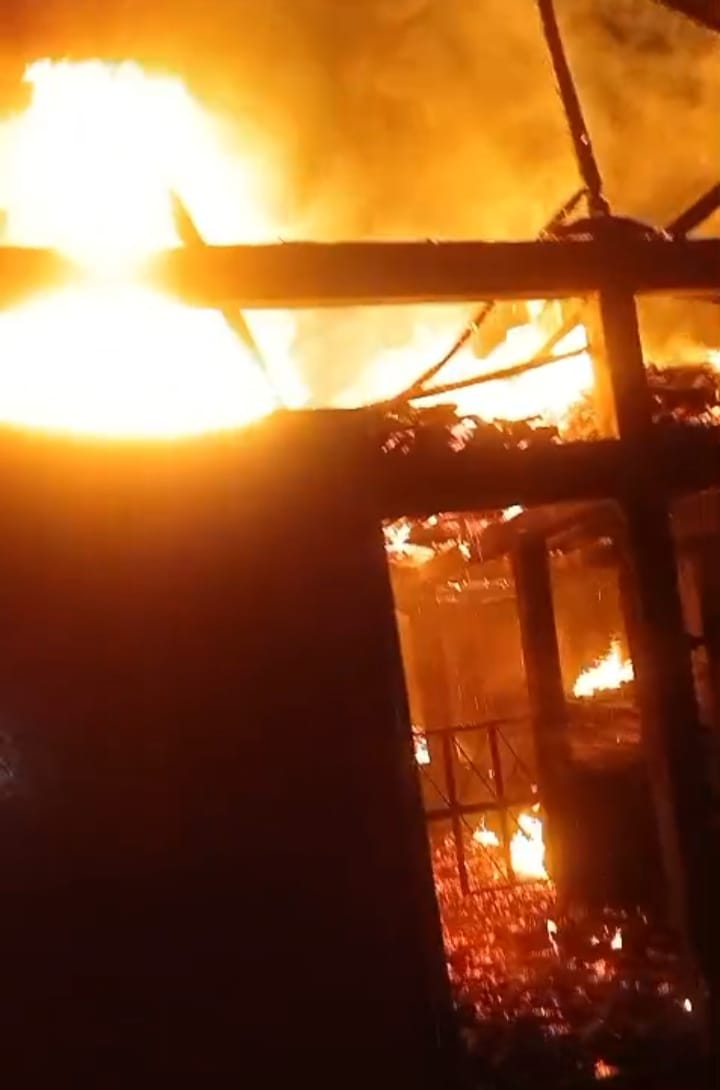 Gerak Cepat Camat dan Warga, Kebakaran Kandang Sapi di Dusun Duko Berhasil Dipadamkan, Dua Ekor Sapi