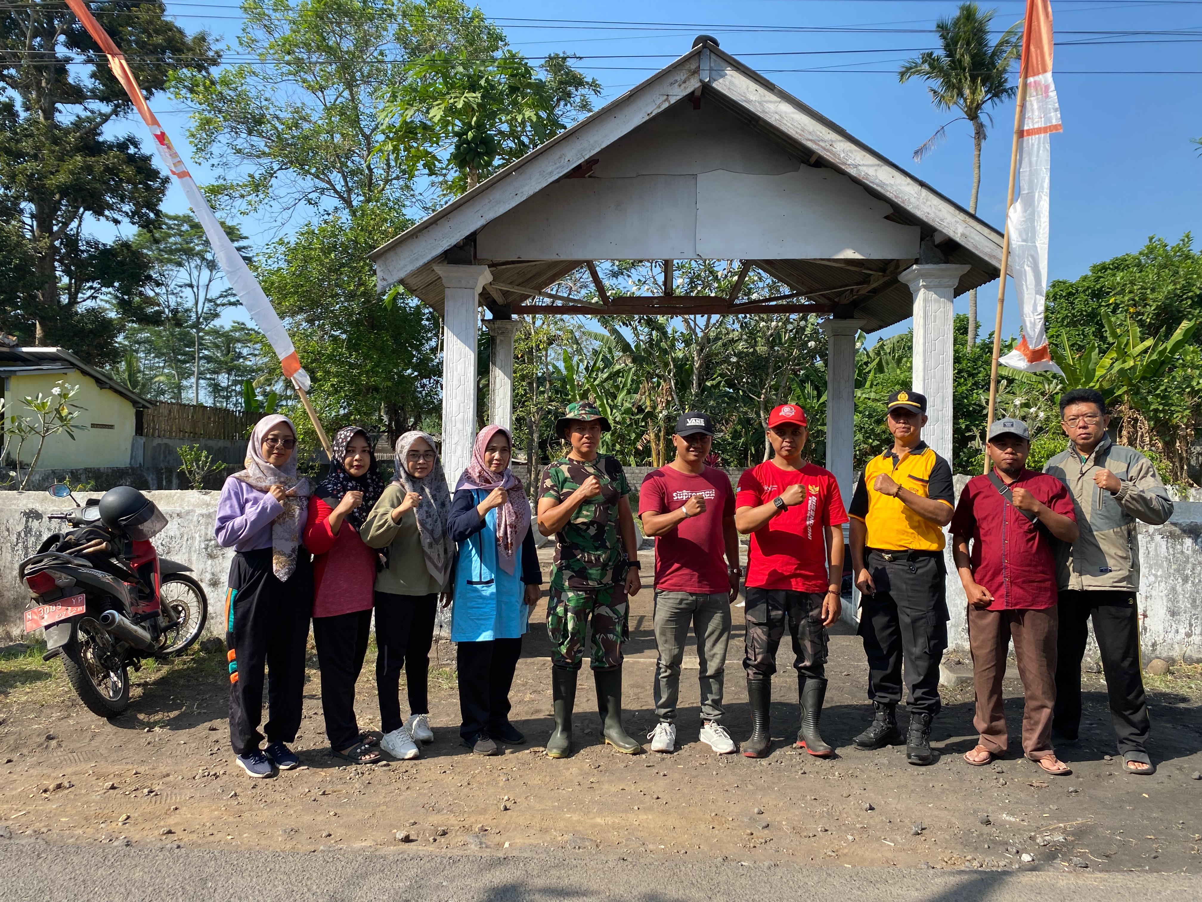 TIGA PILAR KECAMATAN KEDUNGJAJANG GELAR KERJA BAKTI DI MAKAM R.M SINGOWIGUNO DESA CURAHPETUNG
