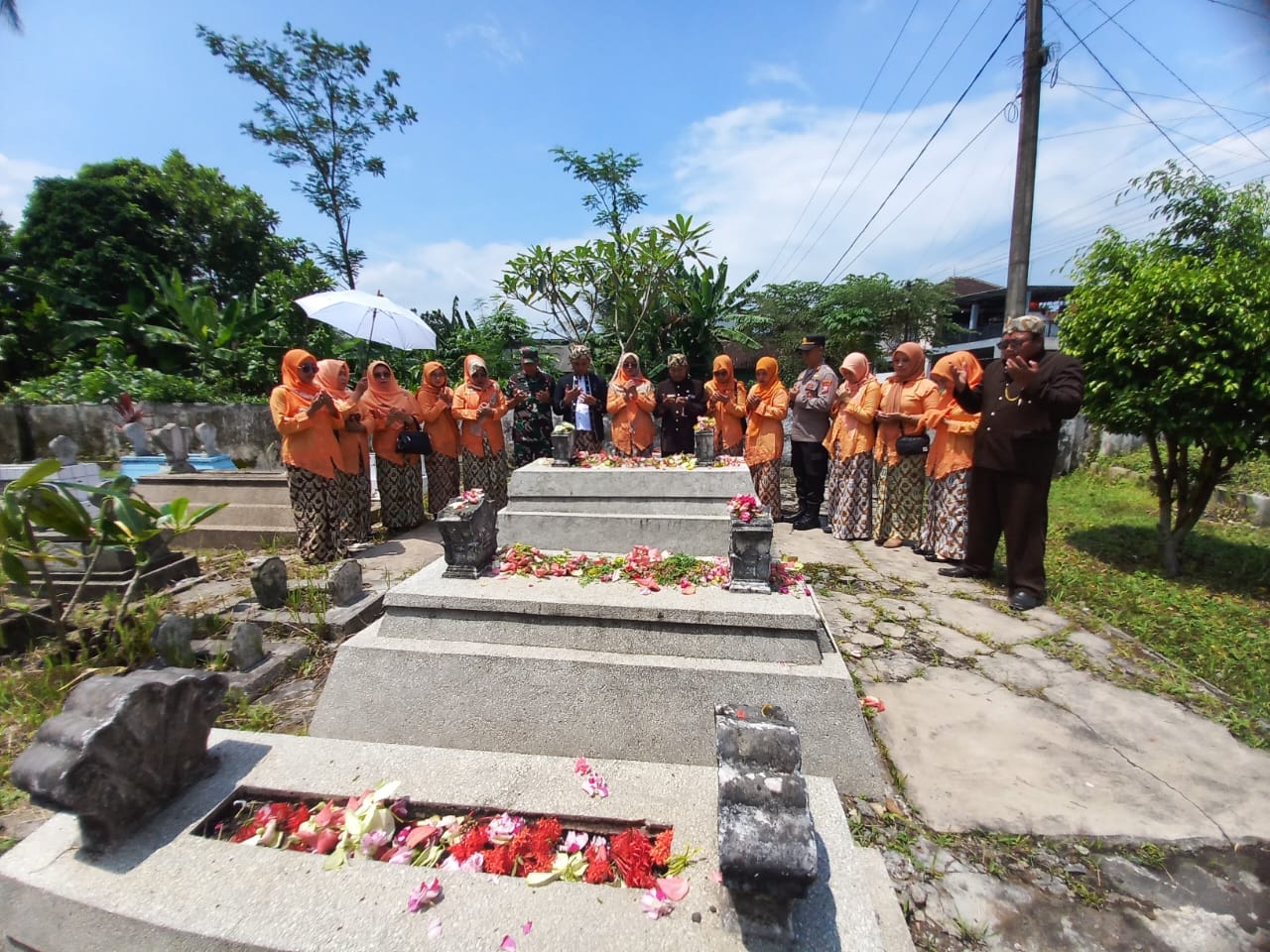 Camat Kedungjajang Bersama Kepala Desa se-Kecamatan Kedungjajang Nyekar ke Makam Pati Raden Mas Sing