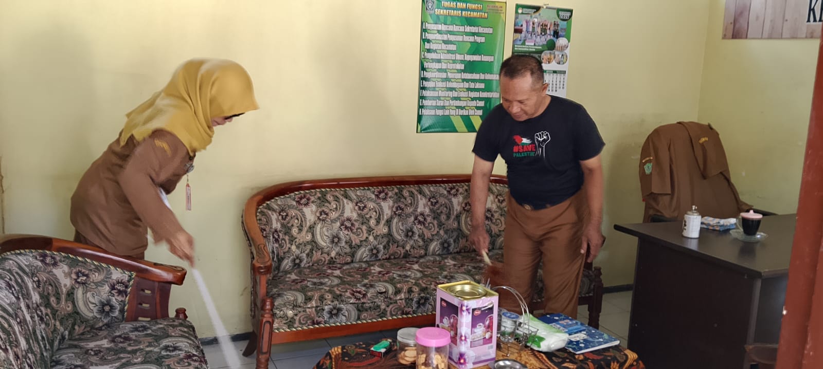 Gotong Royong Bersih-Bersih, Kecamatan Kedungjajang Ciptakan Lingkungan Kerja Nyaman dan Sehat