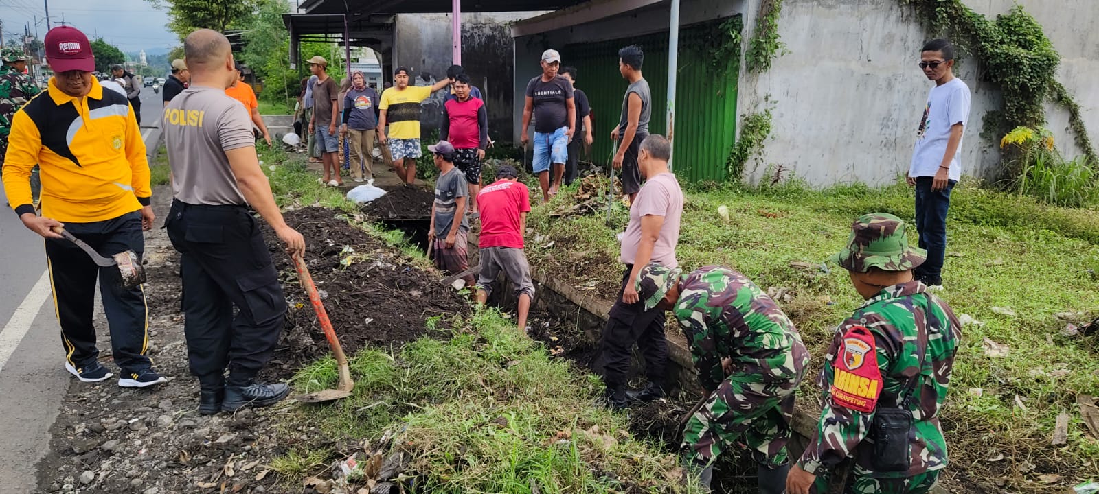 Kerja Bakti Bersama di Gorong-Gorong Depan SPBU Kedungjajang, Wujud Dukungan Gerakan Indonesia ASRI
