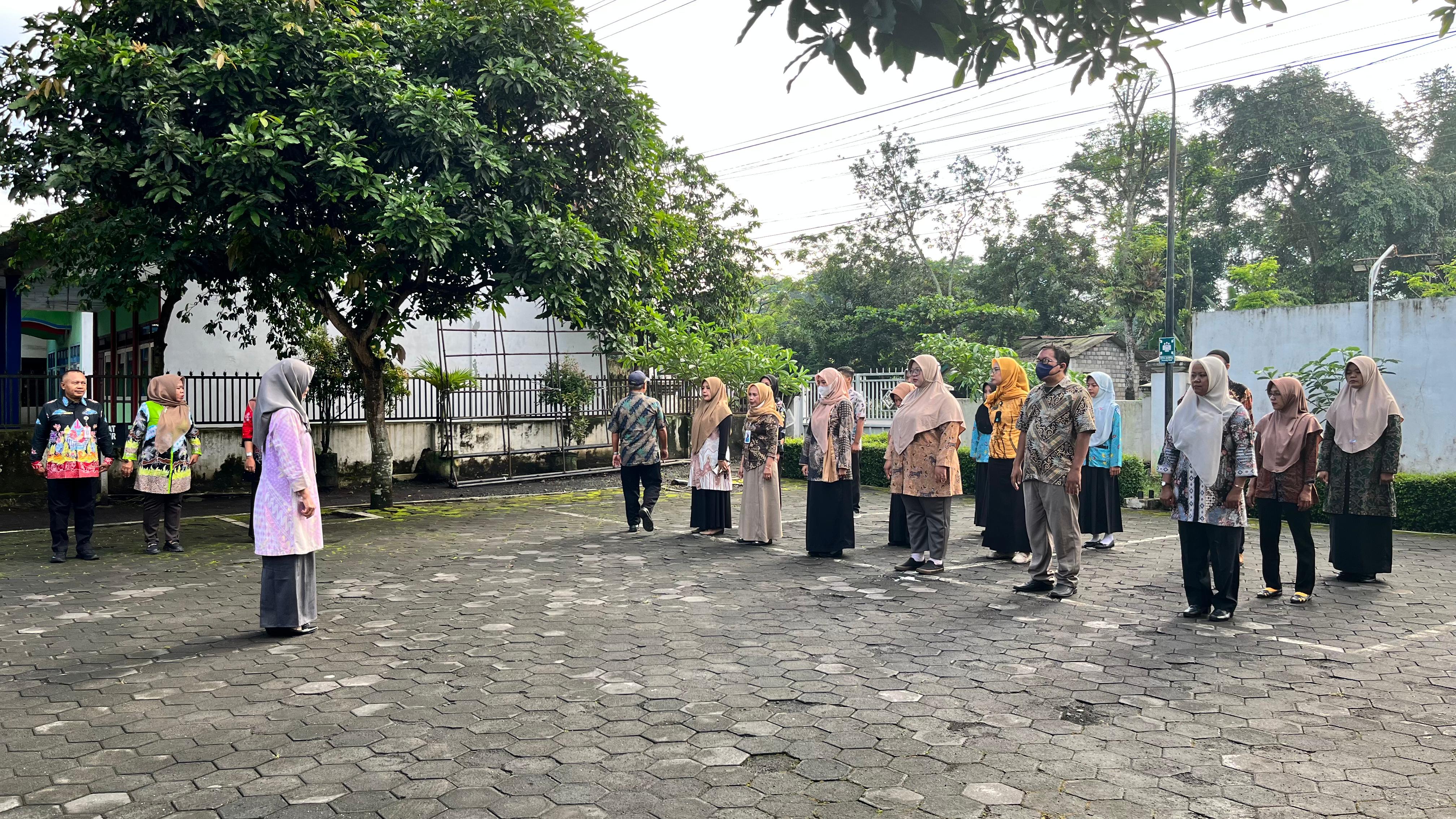 Apel Pagi Staf Kecamatan Kedungjajang, Perkuat Disiplin dan Kinerja Aparatur