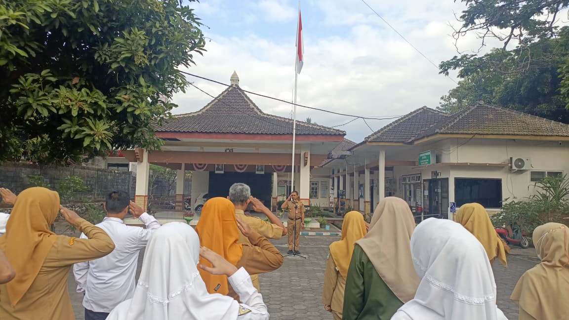 Pelaksanaan Apel Pagi Rutin Hari Seni
