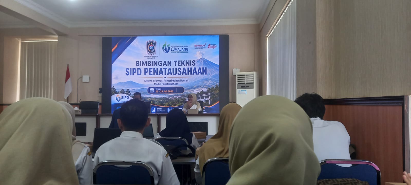STAF SUBBAG KEUANGAN KECAMATAN KEDUNGJAJANG IKUTI BIMBINGAN TEKNIS SIPD PENATAUSAHAAN