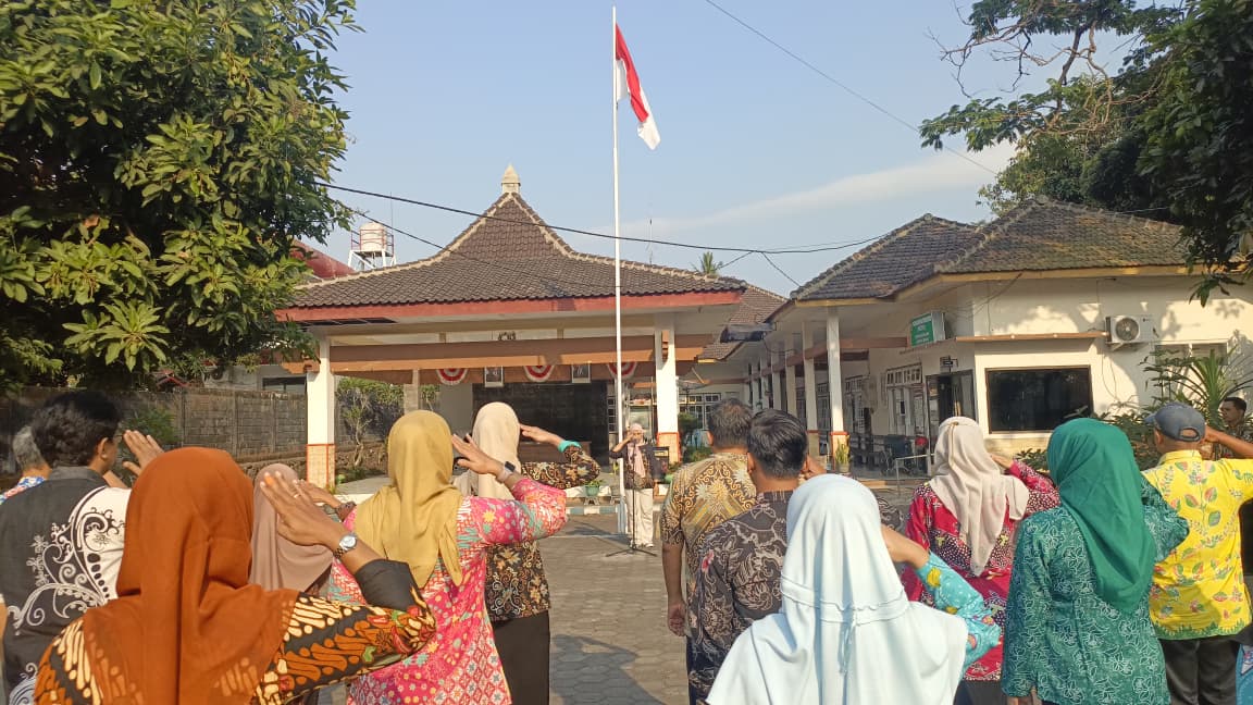 PELAKSANAAN APEL PAGI ASN KECAMATAN KEDUNGJAJANG : PENGUATAN KINERJA DAN SINERGITAS 