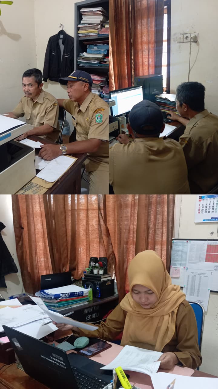Staf Subbag Umum dan Kepegawaian Kecamatan Kedungjajang Memproses Pengajuan Kenaikan Pangkat dan Per