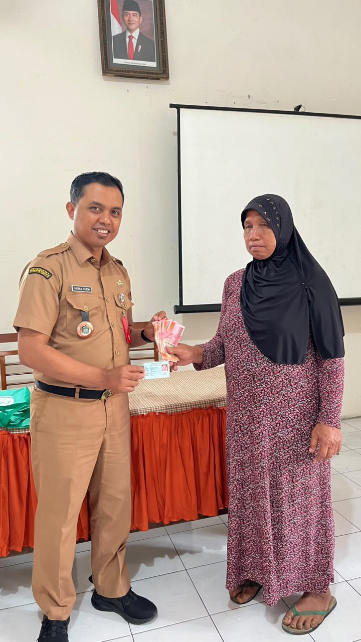 Camat Kedungjajang Serahkan Santunan Kematian bagi Warga Miskin atas Nama Buna