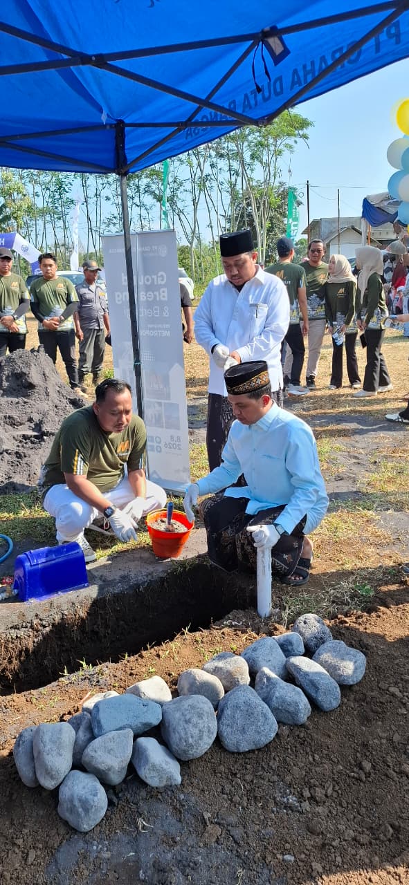 Peletakan Batu Pertama Perumahan Metropolis oleh Camat Kedungjajang