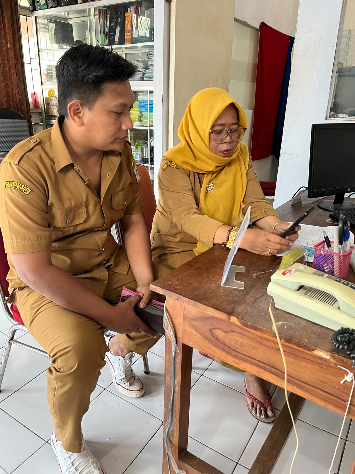 Kasi Pelayanan Dampingi Staf Desa dalam Pengisian Survei Kepuasan Masyarakat (SKM) Online