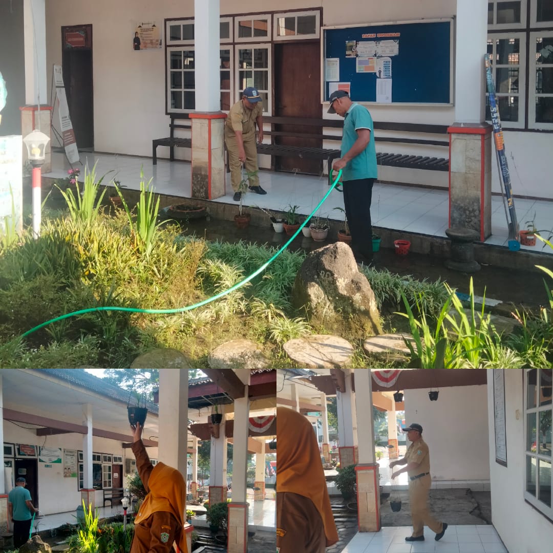 Rutin Laksanakan CURVEI, Pegawai Kecamatan Kedungjajang Bersihkan Lingkungan Kantor