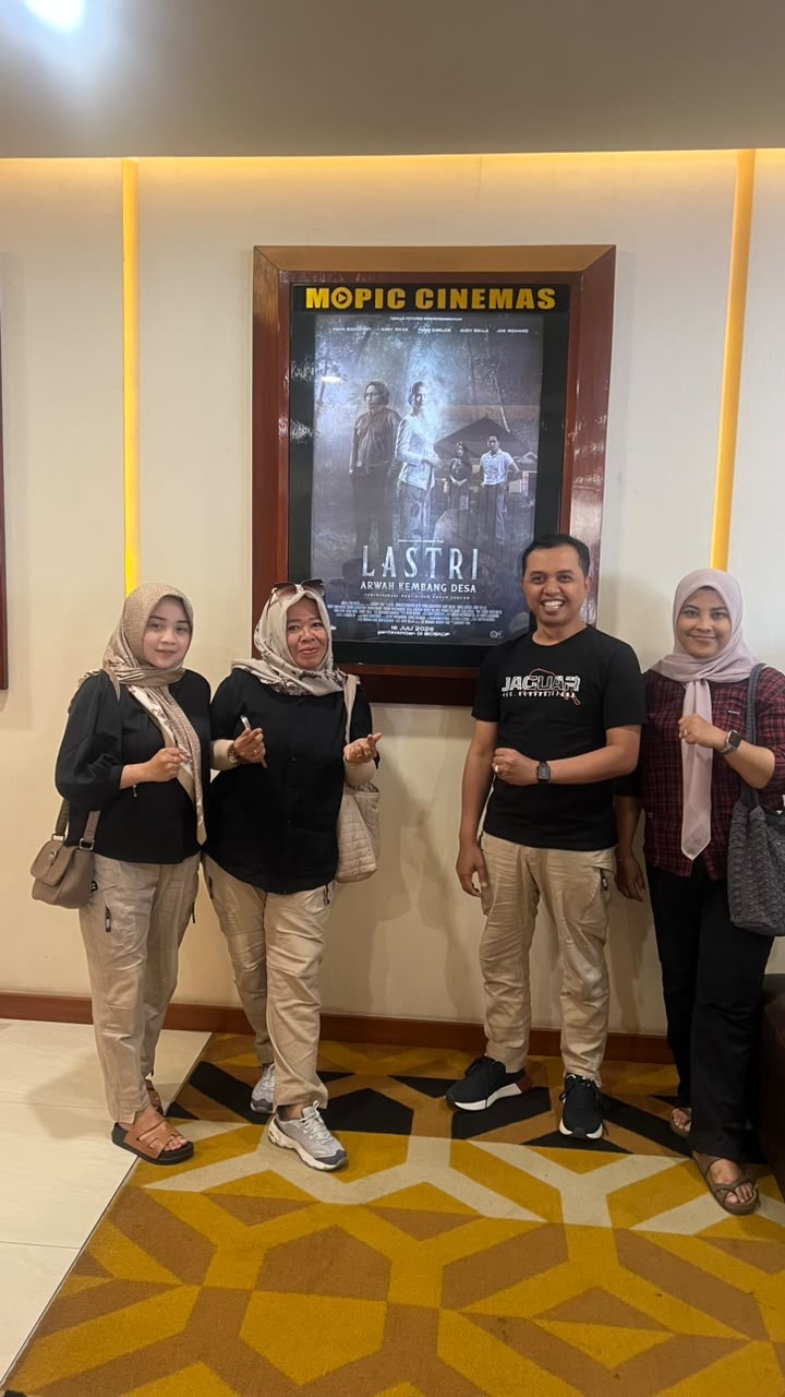 Camat Kedungjajang Bersama Staf Nobar Film Lastri yang Syuting di Lumajang